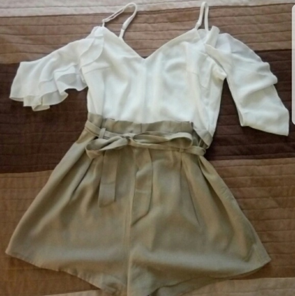 FIRM! Deleting today 🆕 Ruffle Off Shoulder Romper - Picture 4 of 5